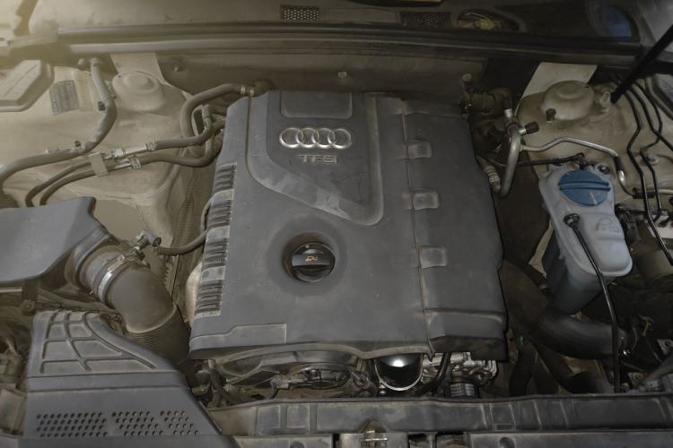 Used Audi A4L 2013 35 TFSI Automatic Standard Model Engine Bay