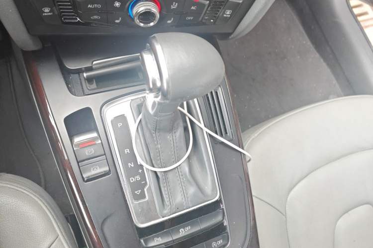 Used Audi A4L 2013 35 TFSI Automatic Comfort Model Gear Lever