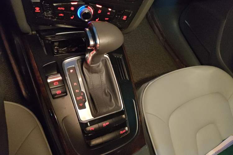 Used Audi A4L 2013 35 TFSI Automatic Comfort Model Gear Lever