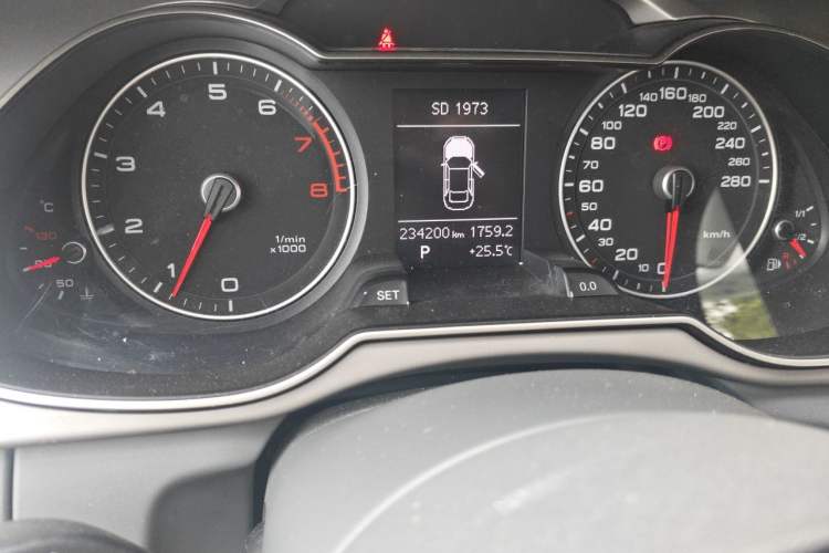 Used Audi A4L 2013 35 TFSI Automatic Comfort Model Odometer Close Up