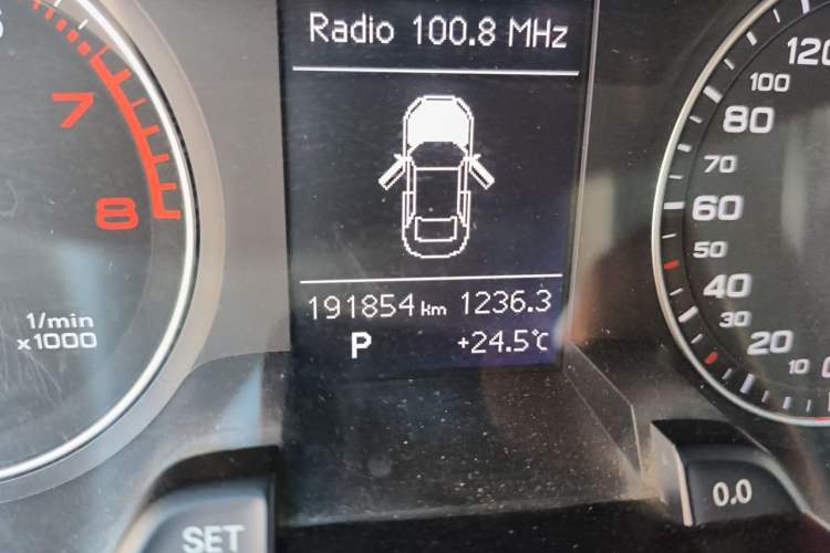 Used Audi A4L 2013 35 TFSI Automatic Standard Model Odometer Close Up