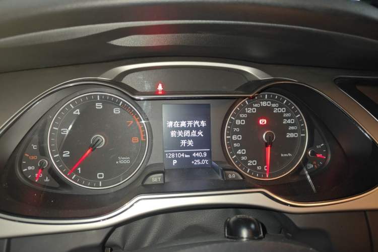 Used Audi A4L 2013 35 TFSI Automatic Standard Model Odometer Close Up