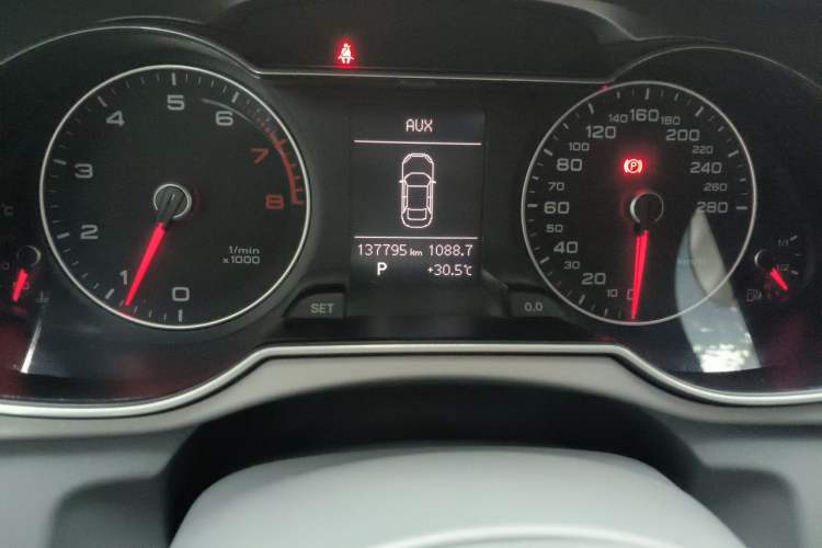 Used Audi A4L 2013 35 TFSI Automatic Standard Model Odometer Close Up