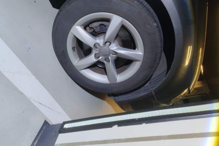 Used Audi A4L 2013 35 TFSI Automatic Standard Model Right Front Wheel Hub