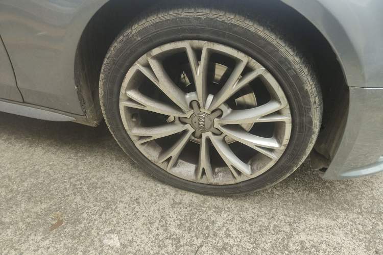Used Audi A4L 2013 35 TFSI Automatic Standard Model Right Front Wheel Hub