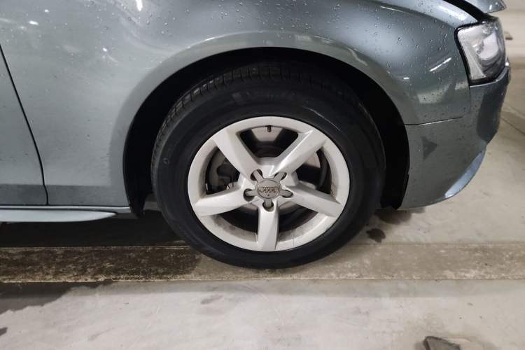 Used Audi A4L 2013 35 TFSI Automatic Comfort Model Right Front Wheel Hub