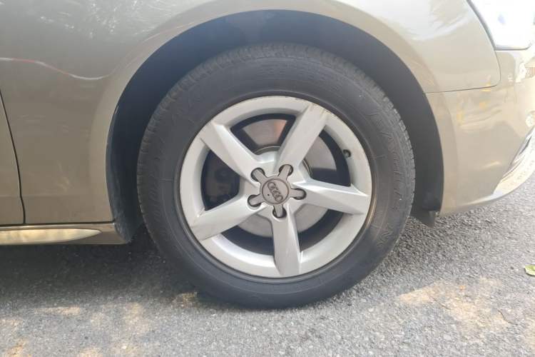 Used Audi A4L 2013 35 TFSI Automatic Comfort Model Right Front Wheel Hub