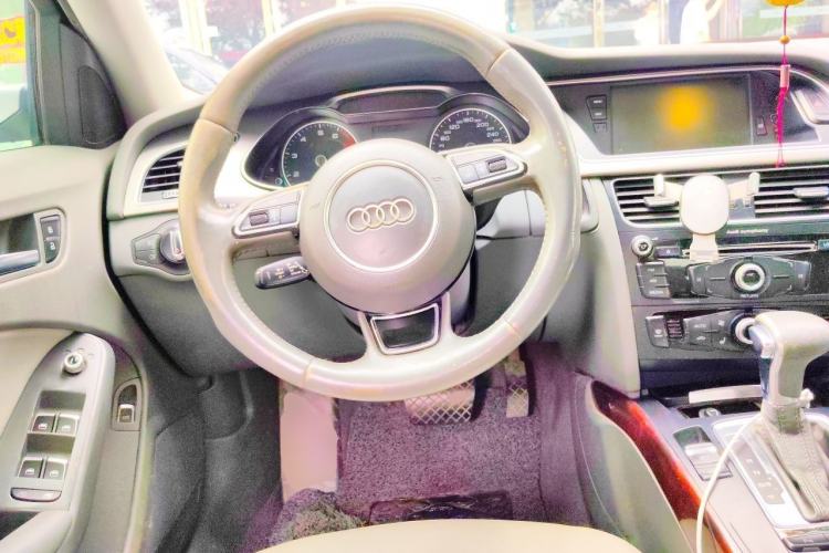 Used Audi A4L 2013 35 TFSI Automatic Standard Model Steering Wheel