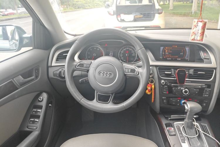 Used Audi A4L 2013 35 TFSI Automatic Comfort Model Steering Wheel