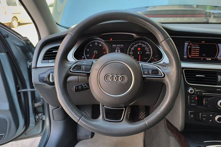 Used Audi A4L 2013 35 TFSI Automatic Standard Model Steering Wheel