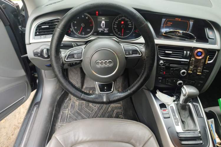 Used Audi A4L 2013 35 TFSI Automatic Standard Model Steering Wheel