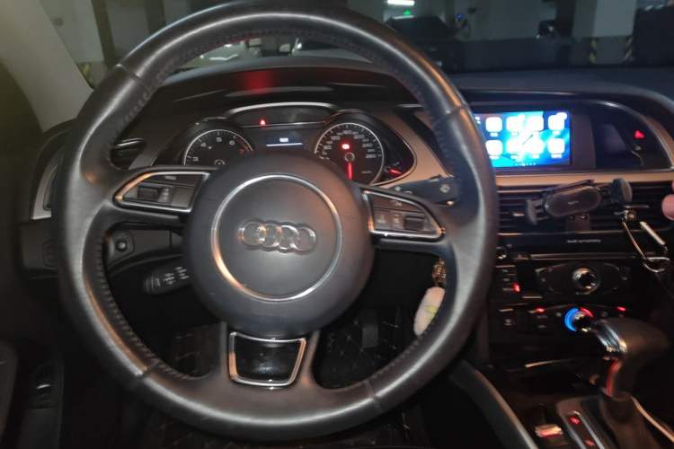 Used Audi A4L 2013 35 TFSI Automatic Standard Model Steering Wheel