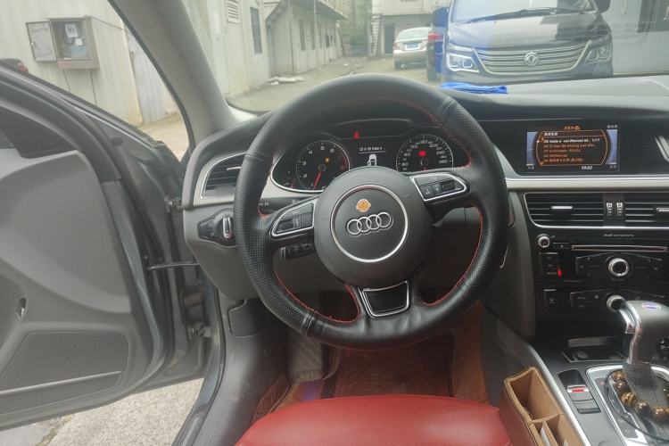 Used Audi A4L 2013 35 TFSI Automatic Standard Model Steering Wheel
