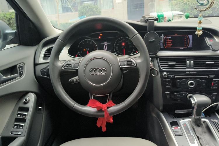 Used Audi A4L 2013 35 TFSI Automatic Standard Model Steering Wheel