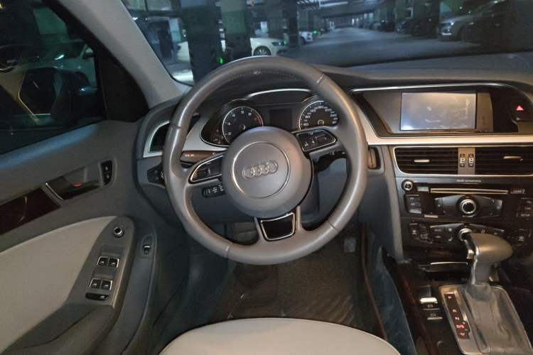 Used Audi A4L 2013 35 TFSI Automatic Comfort Model Steering Wheel