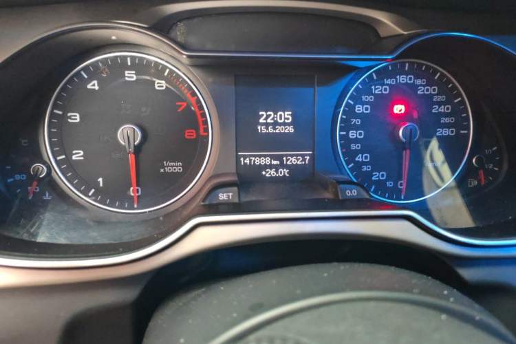 Used Audi A4L 2013 35 TFSI Automatic Standard Model Odometer Close Up
