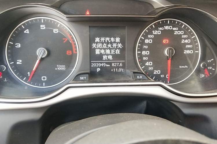 Used Audi A4L 2013 35 TFSI Automatic Standard Model Odometer Close Up