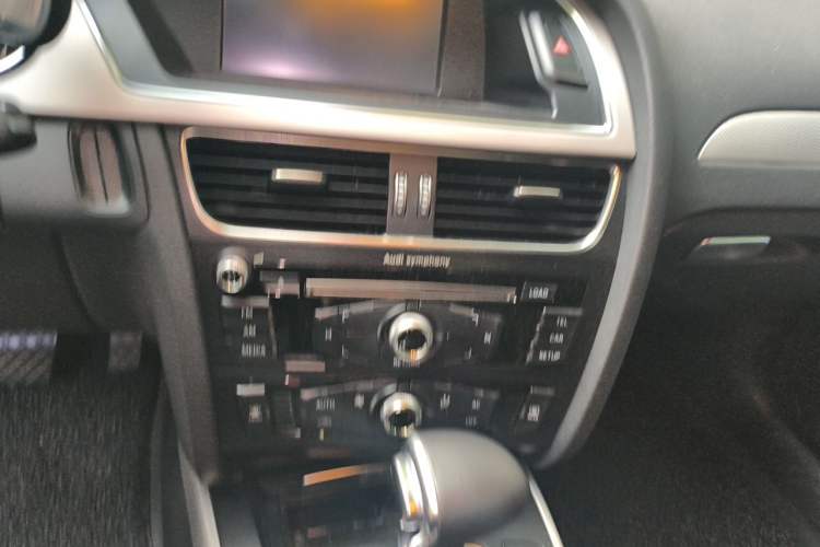 Used Audi A4L 2013 35 TFSI Automatic Standard Model Audio And AC Panel