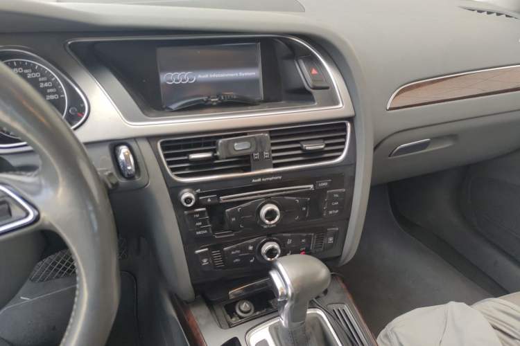 Used Audi A4L 2013 35 TFSI Automatic Standard Model Audio And AC Panel
