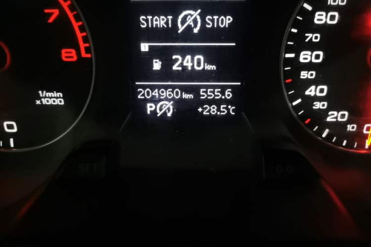 Used Audi A4L 2013 35 TFSI Automatic Standard Model Odometer Close Up