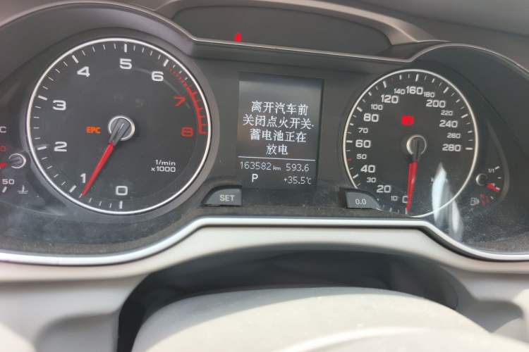 Used Audi A4L 2013 35 TFSI Automatic Standard Model Odometer Close Up