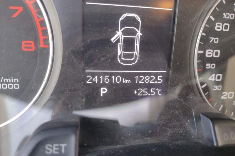 Used Audi A4L 2013 35 TFSI Automatic Standard Model Odometer Close Up