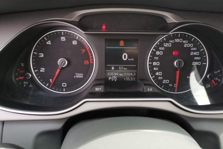 Used Audi A4L 2013 35 TFSI Automatic Comfort Model Odometer Close Up