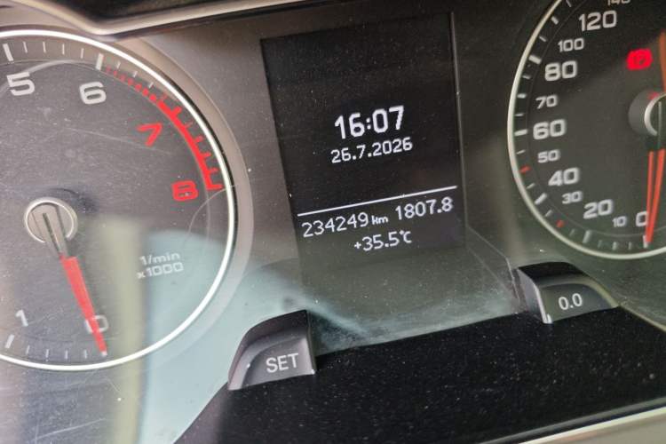 Used Audi A4L 2013 35 TFSI Automatic Comfort Model Odometer Close Up