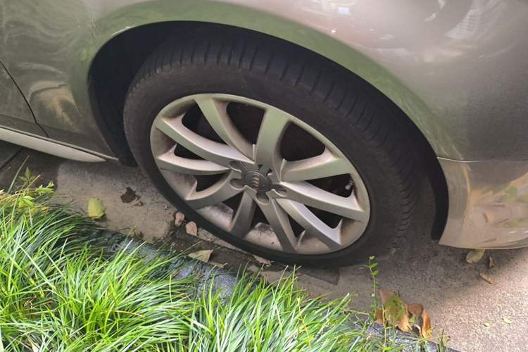 Used Audi A4L 2013 35 TFSI Automatic Standard Model Right Front Wheel Hub