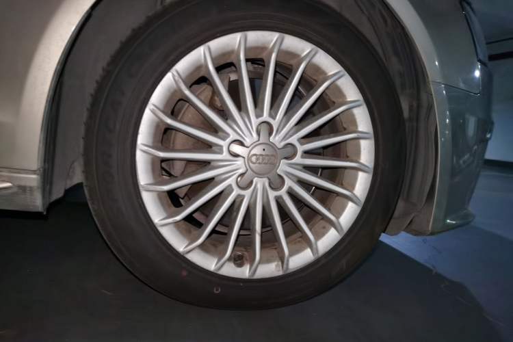 Used Audi A4L 2013 40 TFSI quattro Individual Sport Edition Right Front Wheel Hub