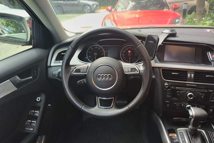Used Audi A4L 2013 35 TFSI Automatic Standard Model Steering Wheel