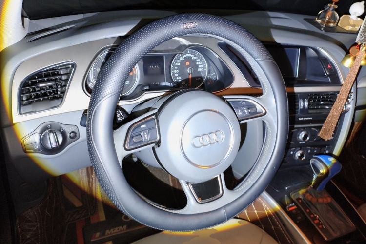 Used Audi A4L 2013 35 TFSI Automatic Standard Model Steering Wheel