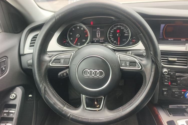 Used Audi A4L 2013 35 TFSI Automatic Comfort Model Steering Wheel