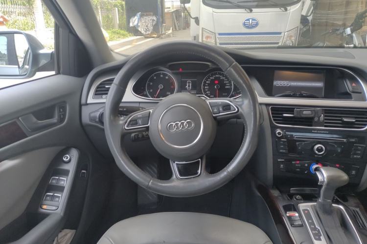 Used Audi A4L 2013 35 TFSI Automatic Standard Model Steering Wheel