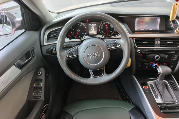 Used Audi A4L 2013 35 TFSI Automatic Standard Model Steering Wheel