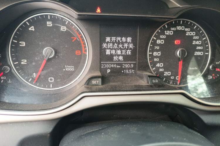 Used Audi A4L 2013 35 TFSI Automatic Standard Model Odometer Close Up