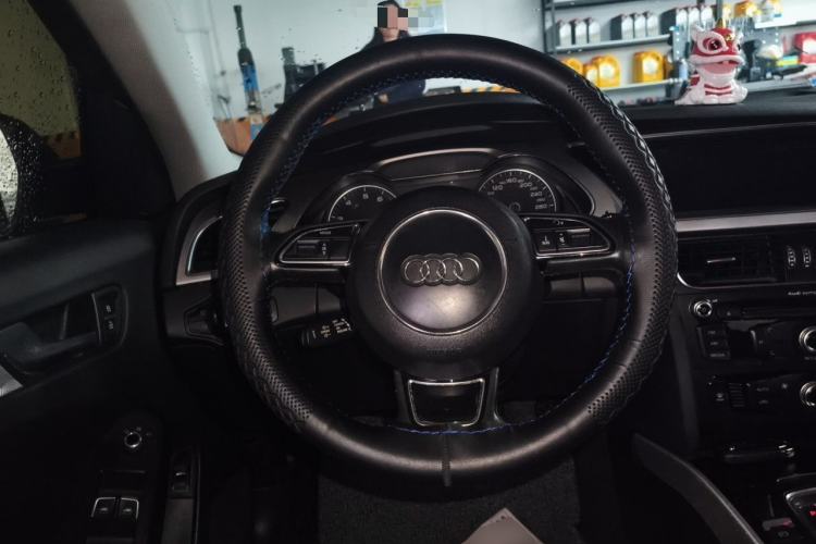 Used Audi A4L 2013 35 TFSI Automatic Standard Model Steering Wheel