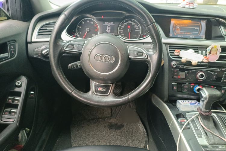 Used Audi A4L 2013 35 TFSI Automatic Standard Model Steering Wheel