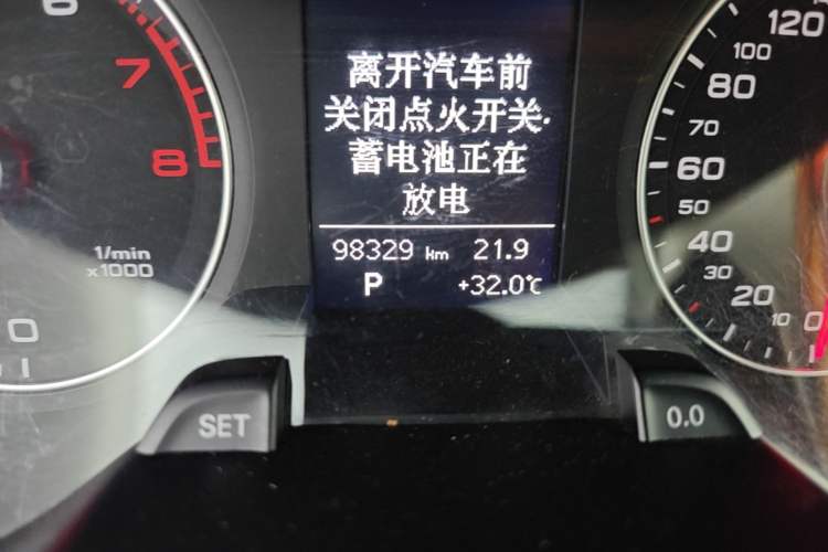 Used Audi A4L 2013 35 TFSI Automatic Standard Model Odometer Close Up