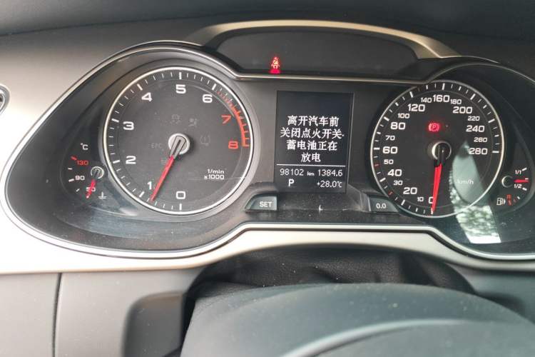 Used Audi A4L 2013 35 TFSI Automatic Standard Model Odometer Close Up