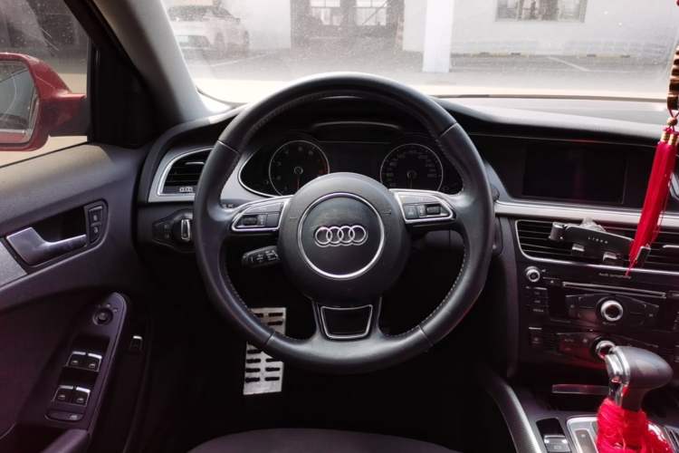 Used Audi A4L 2013 35 TFSI Automatic Standard Model Steering Wheel