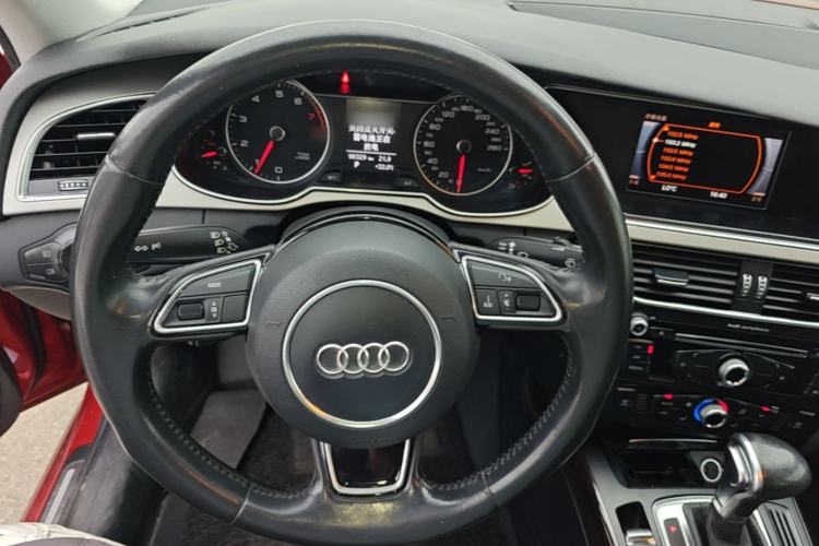 Used Audi A4L 2013 35 TFSI Automatic Standard Model Steering Wheel