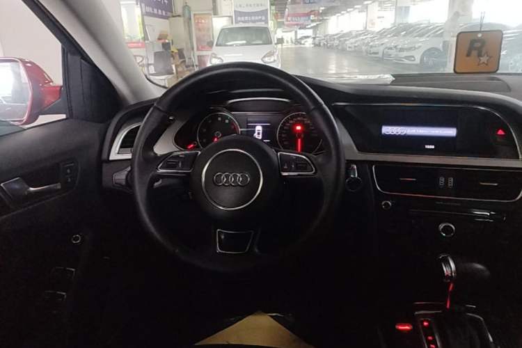 Used Audi A4L 2013 35 TFSI Automatic Comfort Model Steering Wheel