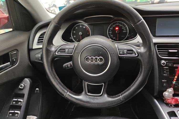 Used Audi A4L 2013 35 TFSI Automatic Standard Model Steering Wheel