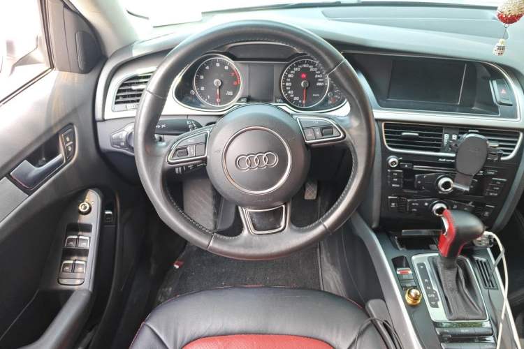 Used Audi A4L 2013 35 TFSI Automatic Standard Model Steering Wheel