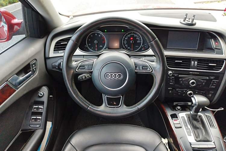 Used Audi A4L 2013 35 TFSI Automatic Standard Model Steering Wheel