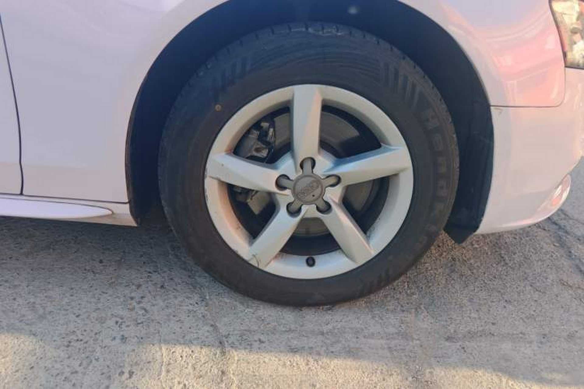 Used Audi A4L 2013 35 TFSI Automatic Comfort Model Right Front Wheel Hub