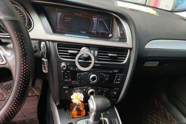 Used Audi A4L 2013 35 TFSI Automatic Standard Model Audio And AC Panel