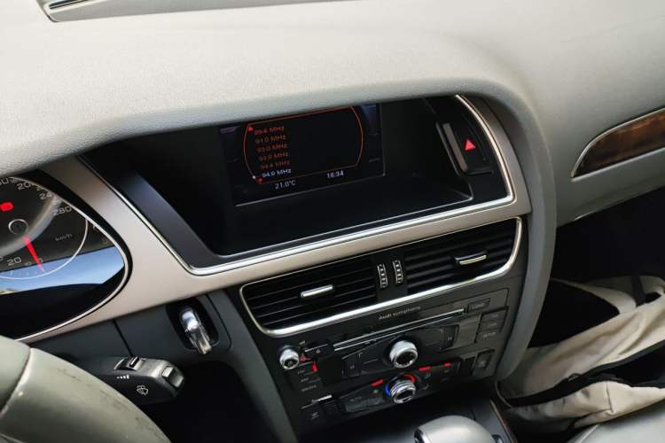 Used Audi A4L 2013 35 TFSI Automatic Standard Model Audio And AC Panel