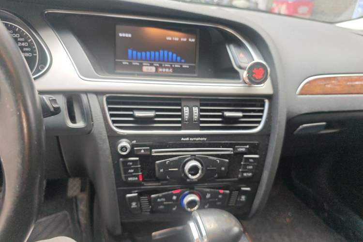 Used Audi A4L 2013 35 TFSI Automatic Comfort Model Audio And AC Panel